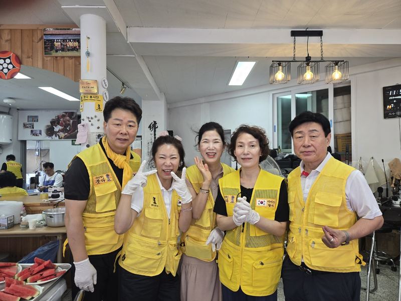 노란 조끼를 입은 붓다 봉사단 기념 촬영